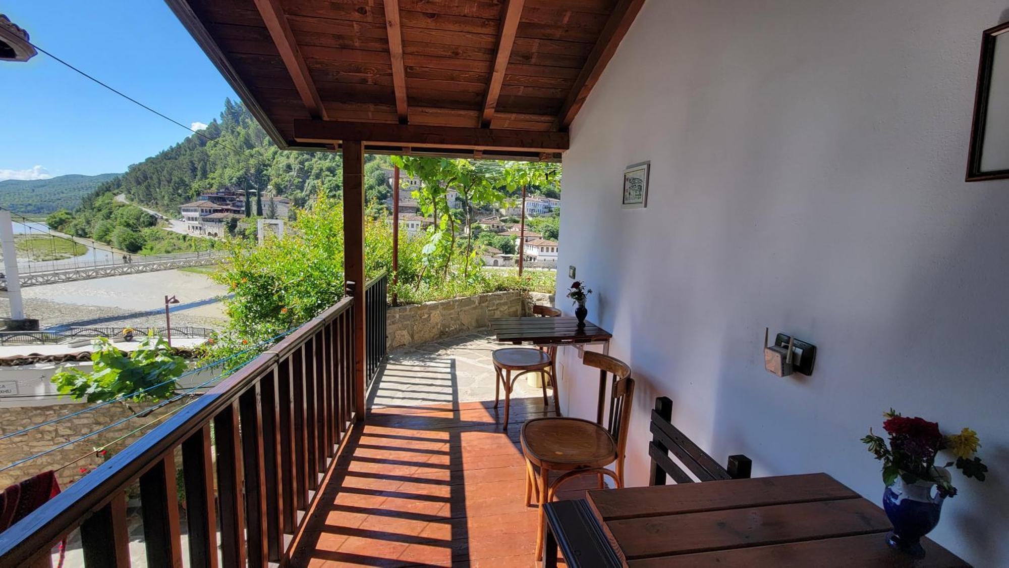 Guest House Mangalem Berat Eksteriør billede