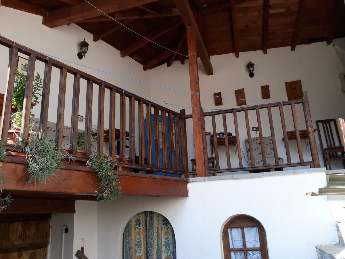Guest House Mangalem Berat Eksteriør billede